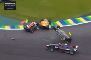 Videó: Nagy baleset Brazíliában, 3 autó ütközött össze, köszönjük meg a glóriát!